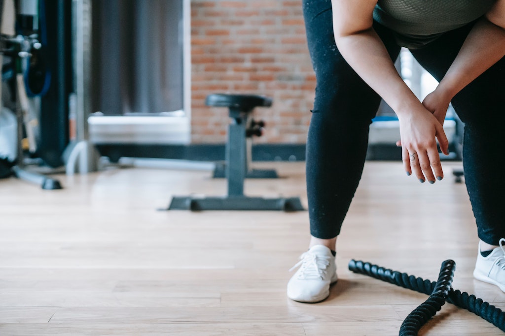 woman resting between workout set