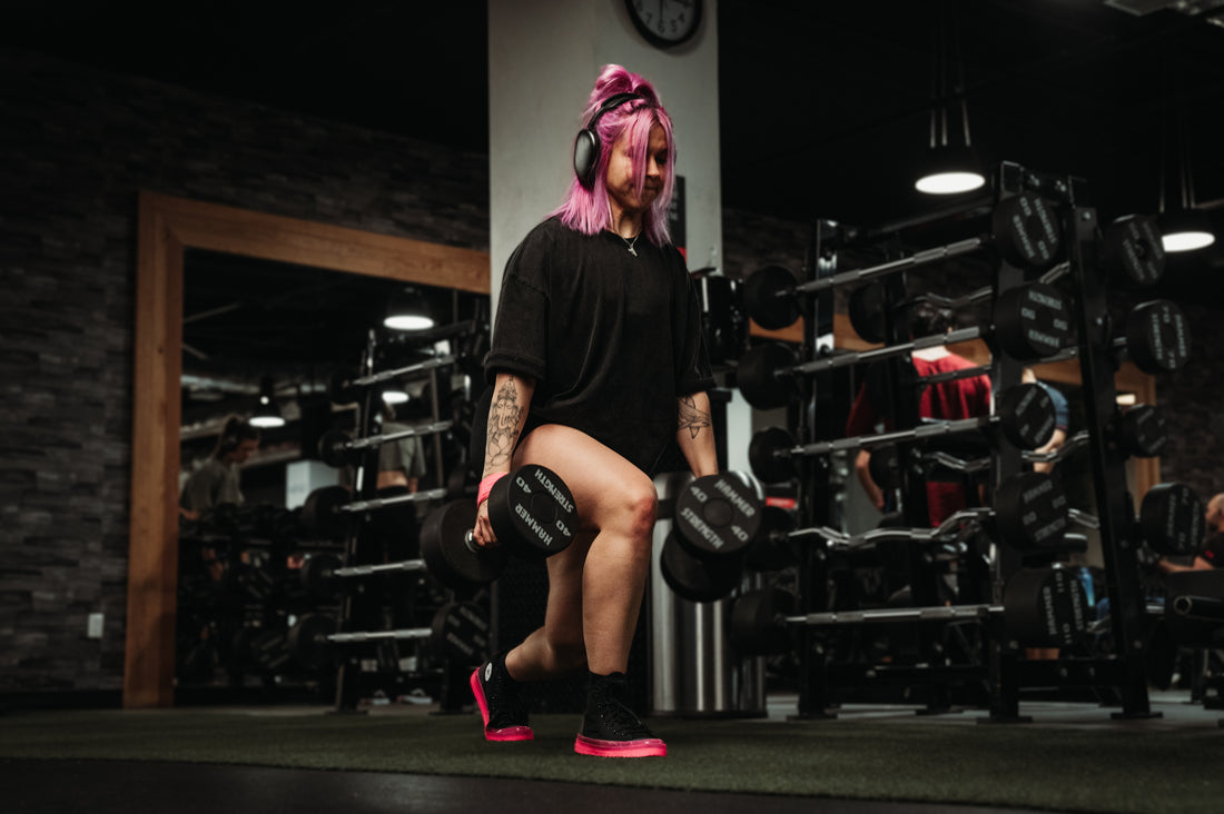 woman doing walking lunges